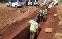 Nghĩa trang Indonesia quá tải vì số ca tử vong do COVID-19 tăng cao