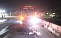 Xe khách giường nằm tông xe máy, kéo lê dưới gầm, 1 người tử vong