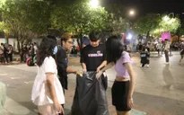 Nhóm bạn trẻ xử lý "biển rác" hậu giao thừa