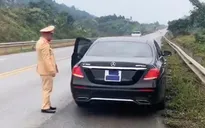 Tài xế xe Mercedes bị xử phạt vì dán băng dính che biển số