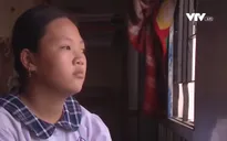 Cảm thương cô bé nghị lực, hàng ngày giành giật lại ánh sáng cho đôi mắt