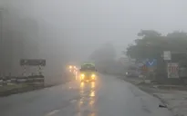 Sương mù dày đặc, che khuất tầm nhìn trên Quốc lộ 6