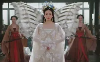 Chương Tử Di bị chỉ trích khi "cưa sừng làm nghé" thành thiếu nữ tuổi 15