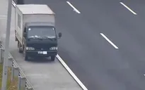 Xe tải đi lùi, che biển số né phạt nguội