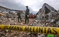 Indonesia chạy đua với thời gian để cứu hộ người bị mắc kẹt trong đống đổ nát sau động đất