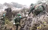 Băng giá phủ trắng sườn đồi, bộ đội biên phòng căng mình tuần tra biên giới