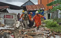 Động đất ở Indonesia: 73 người thiệt mạng, mưa lớn cản trở công tác tìm kiếm cứu nạn