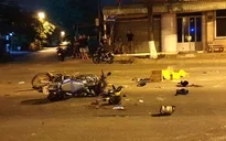 Xe máy vượt đèn đỏ gây tai nạn kinh hoàng, 5 người thương vong