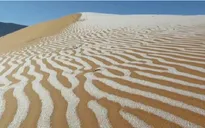 Tuyết rơi bất thường ở sa mạc Sahara, tạo nên bức tranh tuyệt đẹp trên cát