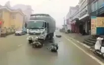 Sương mù dày đặc, xe tải vượt ẩu đâm thẳng vào người đi xe máy