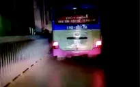 Xử phạt lái xe khách đi vào đường cấm trên cầu Thăng Long