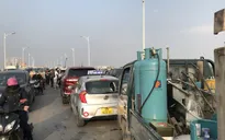 5 ô tô tông liên hoàn, xe cộ chôn chân trên cầu Vĩnh Tuy