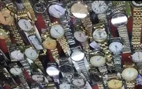 Ngang nhiên bày bán đồng hồ đeo tay giả mạo thương hiệu nổi tiếng