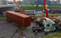 Xe container lật ngang hầm chui, cửa ngõ TP Thủ Đức ùn tắc hàng giờ
