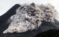 Núi lửa ở đảo Java của Indonesia hoạt động trở lại