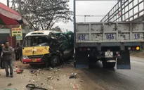 Xe tải đấu đầu xe bus, nhiều hành khách bị thương