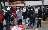 Lo ngại COVID-19, sinh viên Hà Nội về quê ăn Tết sớm