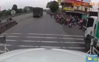 Tài xế container được khen ngợi vì chủ động dừng xe khi hàng chục học sinh sang đường