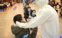 Hà Nội xét nghiệm COVID-19 cho hơn 2.000 giáo viên, học sinh đi trải nghiệm ở Hải Dương