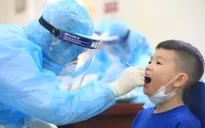 Cận cảnh lấy mẫu xét nghiệm COVID-19 toàn trường Tiểu học Xuân Phương