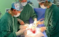 3 tiếng cắt khối u máu lớn trong gan bé trai 14 ngày tuổi