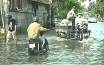 Trời không mưa, đường ở Thủ Đức vẫn ngập cả mét