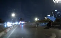 VIDEO: Hú hồn cảnh khung sắt rơi từ thùng xe tải xuống đường
