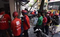 Chuyện tiêu dùng: Nỗi khổ shipper hay món bánh chuối chiên?