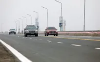Quay đầu xe trên cầu Thăng Long gây bức xúc, mất an toàn giao thông