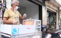 Người nước ngoài ở Việt Nam bán hàng "vỉa hè"