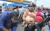 Hàng ngàn người dân ở cửa ngõ TP Hồ Chí Minh được hỗ trợ về quê