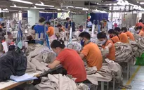 Người lao động vui mừng nhận được hỗ trợ từ quỹ bảo hiểm thất nghiệp