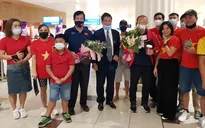 Đại sứ đặc mệnh toàn quyền Việt Nam tại UAE tặng hoa chào mừng và chúc ĐT Việt Nam chiến thắng