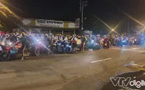 Hàng nghìn người dân đi xe máy từ TP Hồ Chí Minh về quê trong đêm gây ùn tắc nghiêm trọng