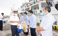 Tàu 272 Vùng 2 Hải quân chở ngư dân gặp nạn trên biển về đến Vũng Tàu