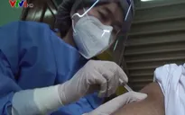 Nhiều nước triển khai tiêm vaccine COVID-19 cho thanh thiếu niên