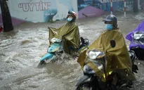 Mưa lớn kéo dài, nhiều khu vực tại Hà Nội bị ngập sâu