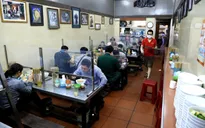 Người dân “vùng cam” sang “vùng vàng” ăn uống: Hà Nội cần thay đổi phương thức kiểm soát dịch?