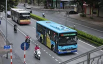 Ngày đầu vận tải hành khách hoạt động trở lại tại Hà Nội: Vẫn vắng vẻ, đìu hiu