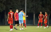 HLV Park Hang Seo quan sát kỹ lưỡng buổi tập của ĐT U23 Việt Nam