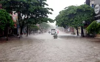 Mưa xối xả ở Thừa Thiên - Huế, người dân đi lại khó khăn