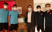 Đại diện lãnh đạo Đại sứ quán Việt Nam tại UAE thăm và tặng quà động viên ĐT U23 Việt Nam