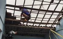 Lốc xoáy cuốn bay hàng chục mái nhà ở Quảng Ngãi