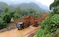 Mưa lớn gây sạt lở, tắc đường nhiều nơi
