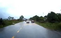 Ô tô vượt phải ẩu, gây họa cho hai xe khác