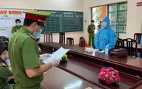 Dùng chai cồn đánh vào đầu cán bộ phòng dịch, một phụ nữ bị khởi tố