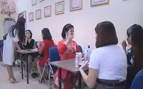 Phụ nữ khiếm thị tự làm đẹp