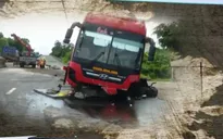 Xe khách nổ lốp trên quốc lộ, hàng chục hành khách thoát nạn