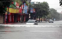 Người dân di dời tài sản, chạy lũ trong đêm