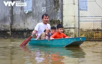 Hà Nội: Thôn nhỏ ngập sâu vì mưa lớn kéo dài, người dân phải di chuyển bằng... thuyền